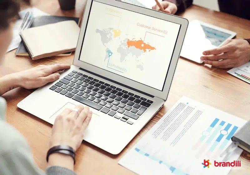 pessoa navegando pelo computador em uma página que ela está olhando o mapa dos continentes