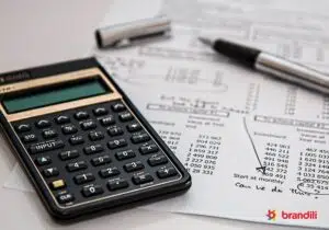 Calculadora preta sobre papel