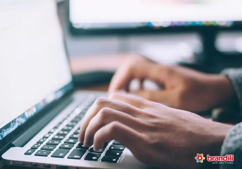 pessoa digitando em seu computador