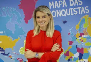 Mulher sorrindo usando roupa vermelha