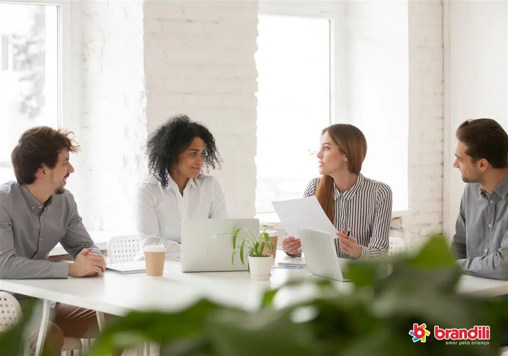 pessoas colaborando para o processo de recrutamento