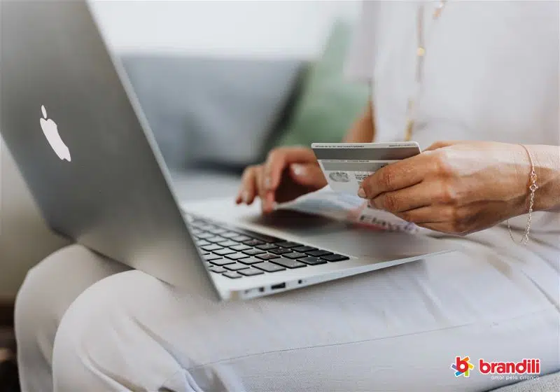 mulher registrando seu cartão de crédito no computador