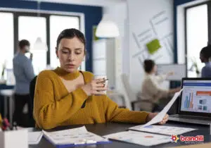 Mulher se programando para controlar as vendas com o guia completo brandili