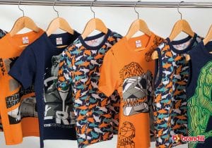 Camisetas e regatas laranjas em cabides