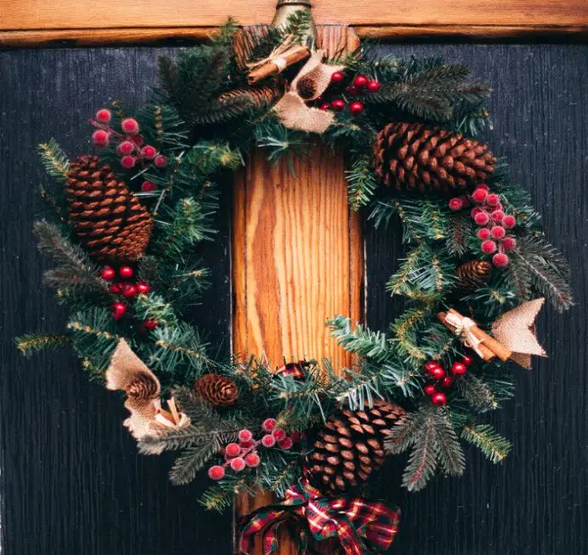 decoração de natal pendurada na porta