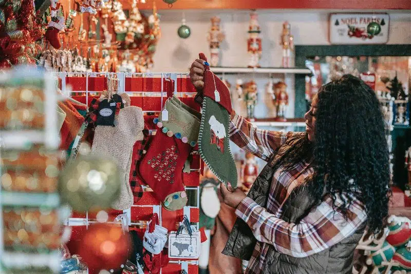 mulher segurando decoração de natal