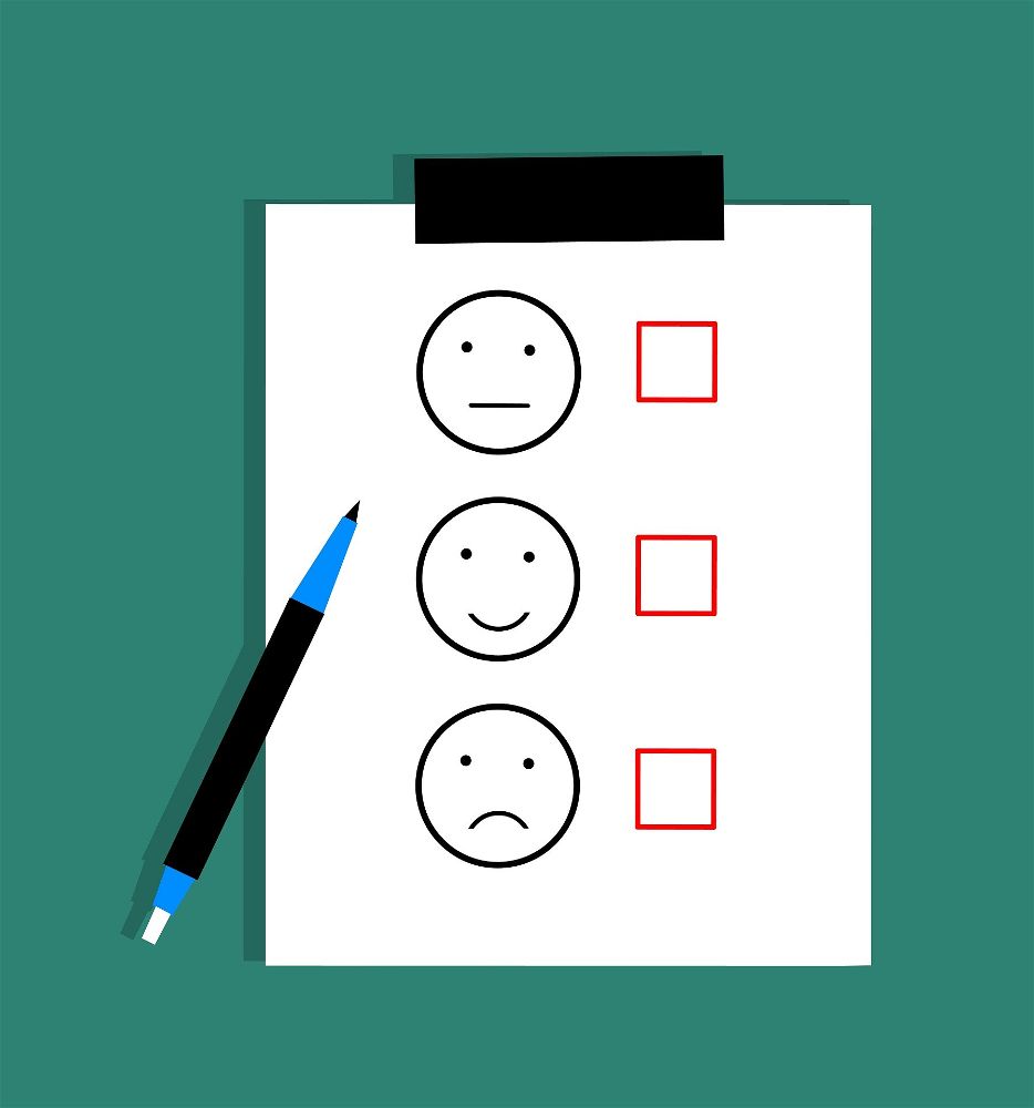 representação de emojis para feedback em uma prancheta