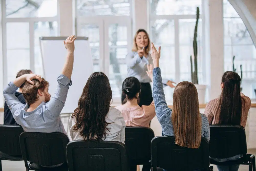 grupo de pessoas reunidas em um reunião