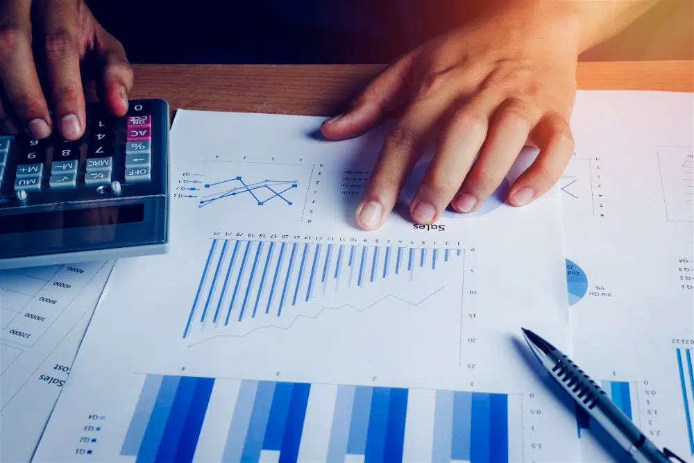 pessoas calculando dados de um gráfico