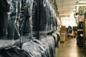 Cabides com roupas em plásticos