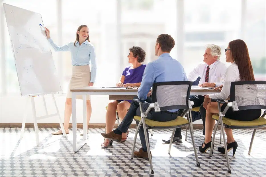 pessoas reunidas para uma reunião da empresa