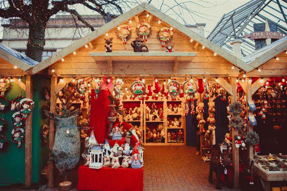 fachada de uma loja de artigos para decorações de natal
