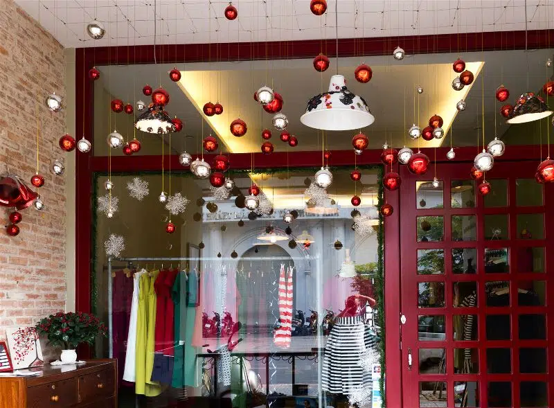 decoração de natal pendurada no teto da loja