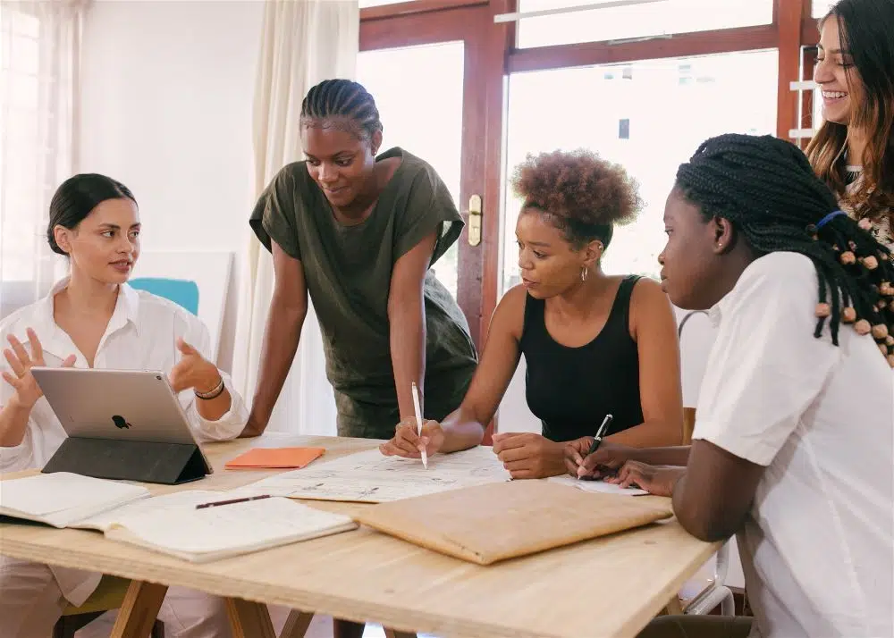 grupo de pessoas reunidas trabalhando em um projeto