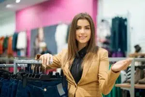 Mulher apoiada em cabides de calça