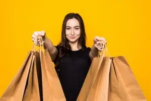 Mulher segurando sacolas de papel