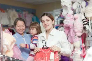 empreendedora vende roupas infantis
