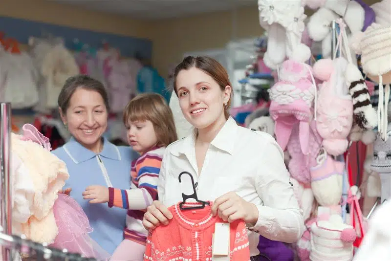 empreendedora vende roupas infantis