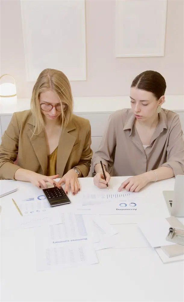 duas mulheres analisando dados de  um gráfico