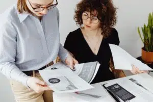 mulheres analisando dados