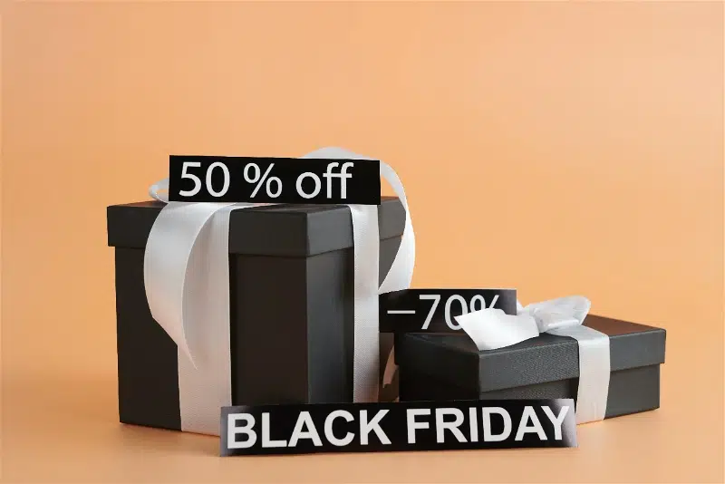 caixas de presenta pretas com algumas etiqueta de desconto da black friday