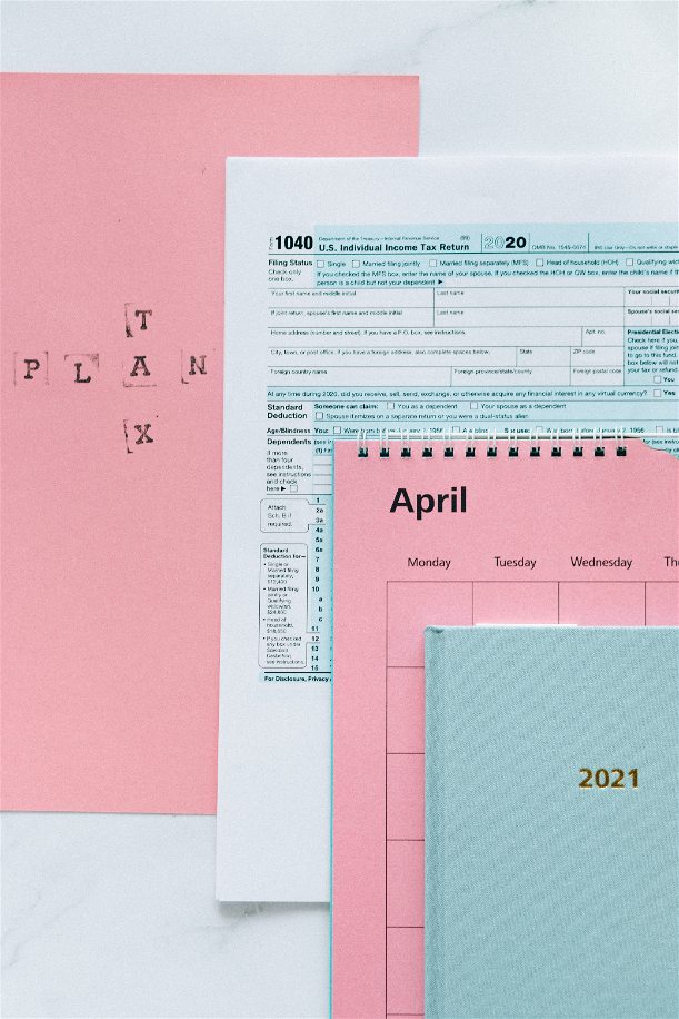 calendário de abril, uma agenda de 2021 e um plano de impostos