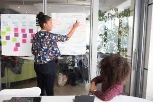 mulher explicando para outra mulher sobre a jornada do consumidor