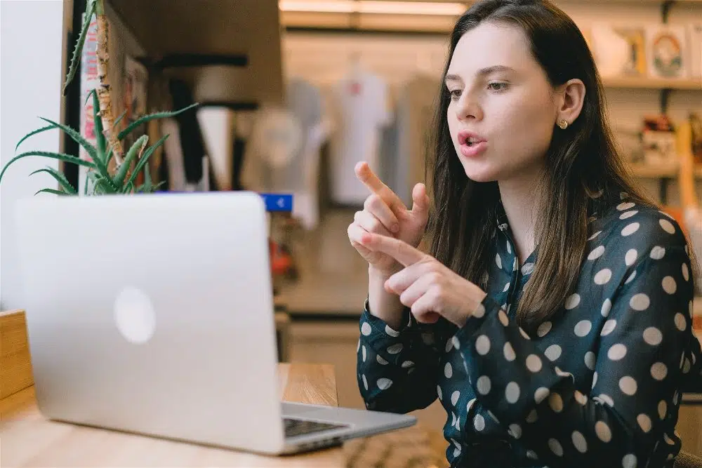 mulher fazendo uma reunião online