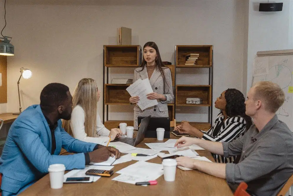 grupo de pessoas reunidas fazendo uma reunião