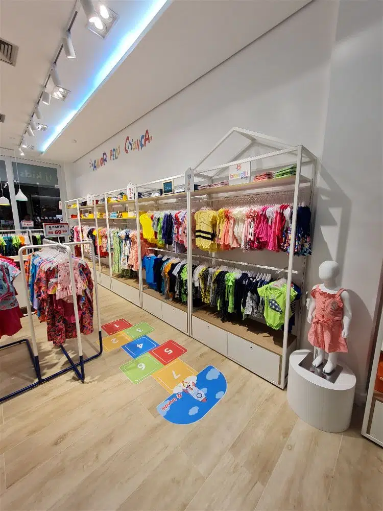 interior de uma loja de roupas infantis