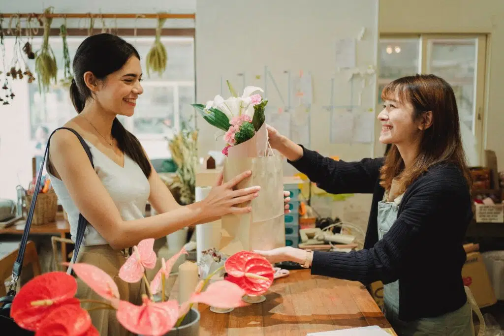 vendedora entregando compras para a cliente