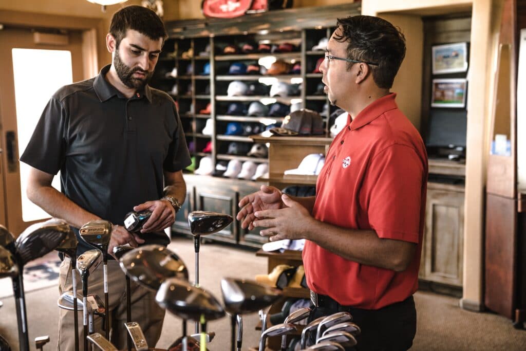 homem conversando em uma loja de artigos de golf