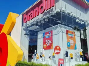 fachada de vidro de uma loja de roupas infantil