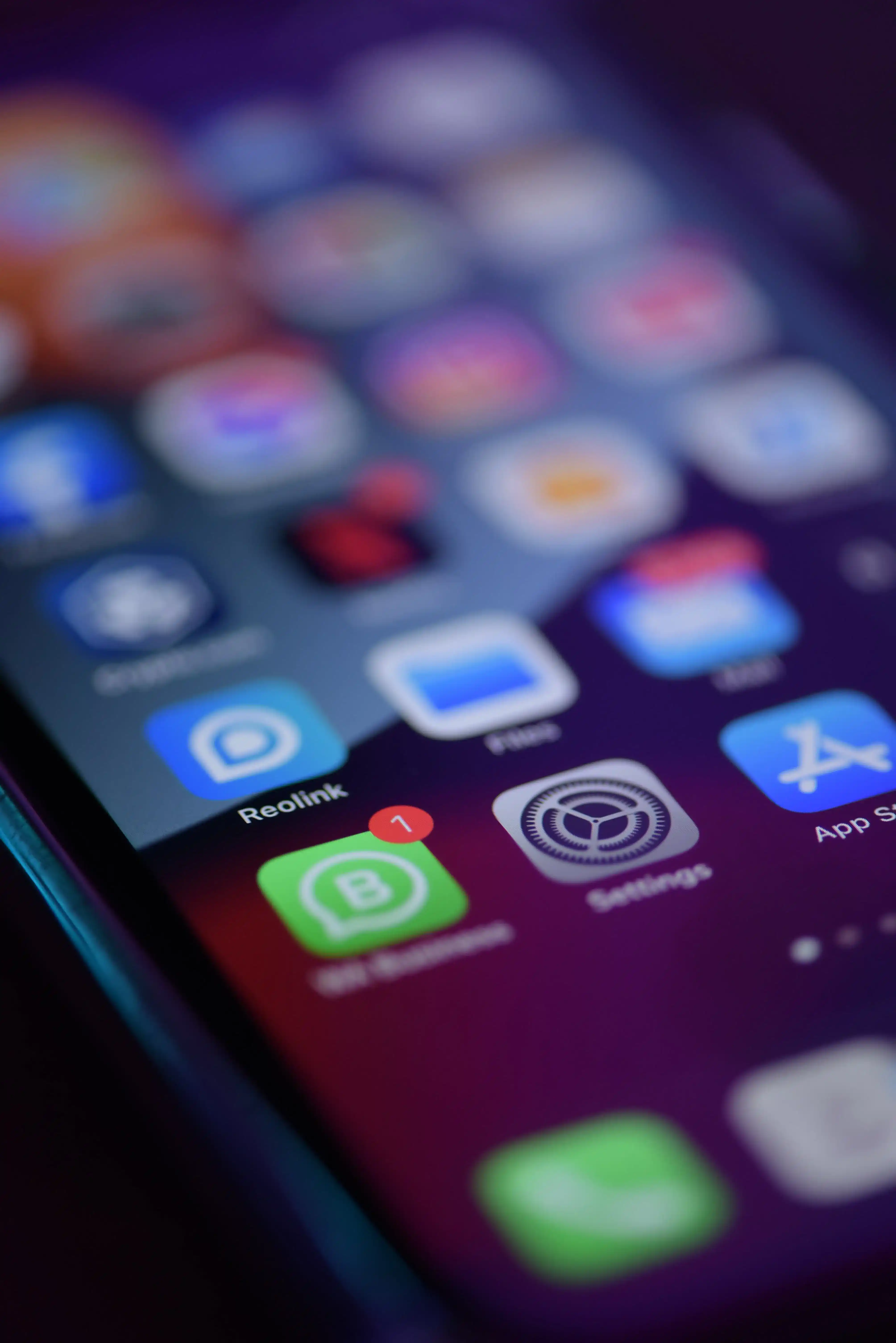 celular mostrando whatsapp business