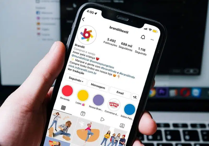 Celular com a página do Instagram da Brandili aberto