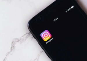 foto de um celular mostrando o ícone do instagram