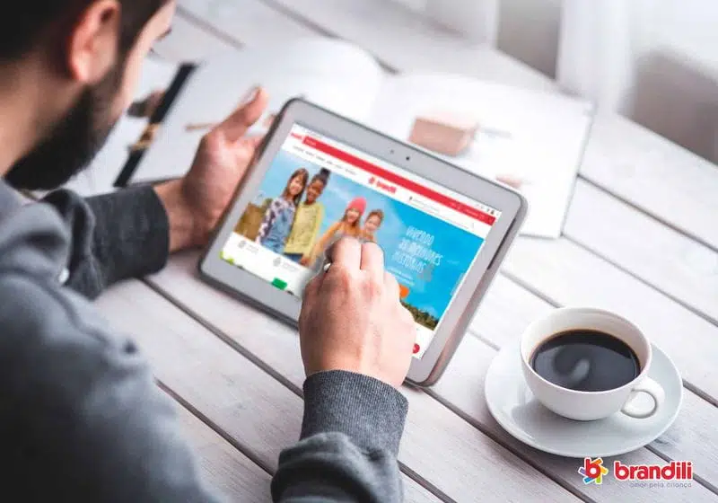 homem navegando pelo seu tablet