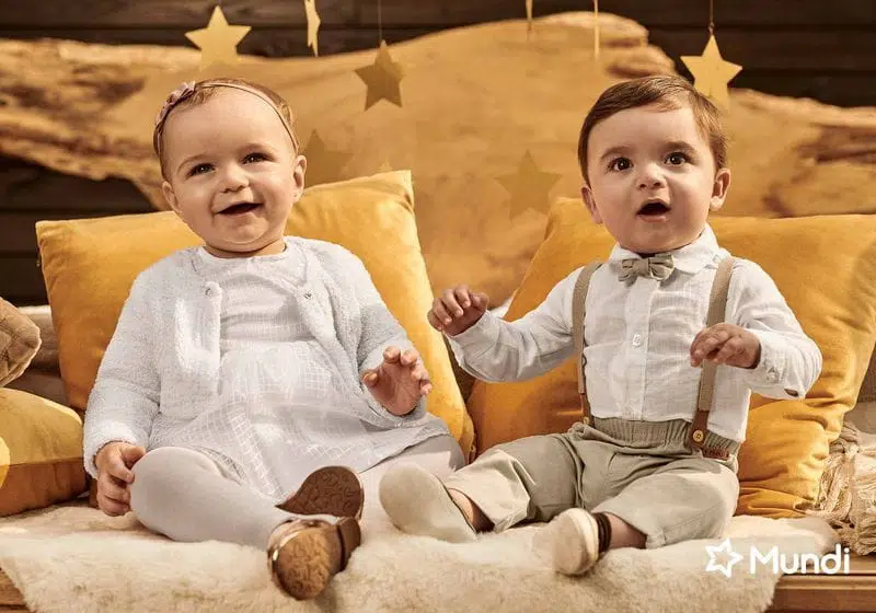 dupla de bebês sentado no sofá