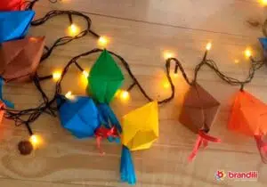 balões de festa junina amarrados à um fio de luzes