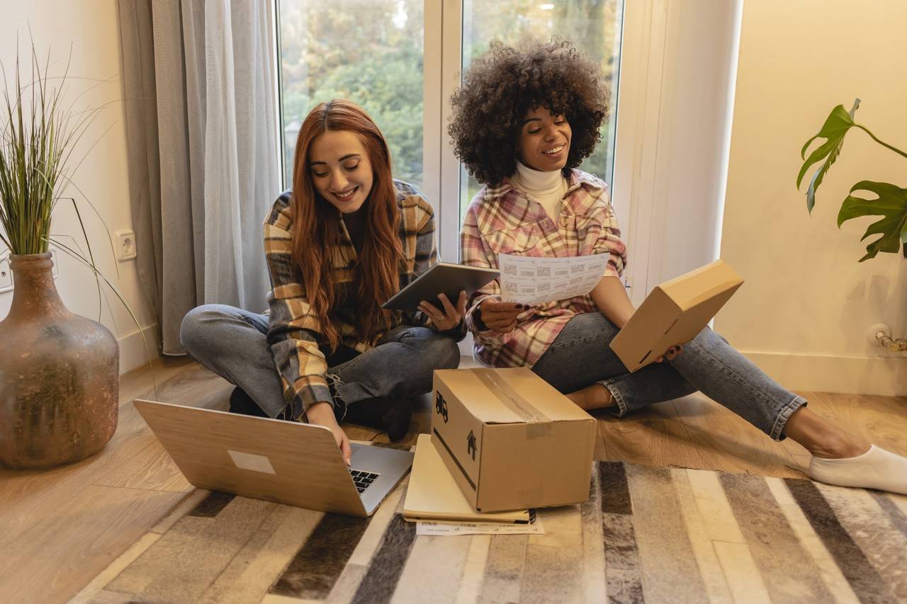 duas mulheres empreendedoras em casa