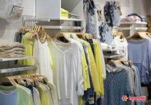 araras, nichos e prateleiras com roupas