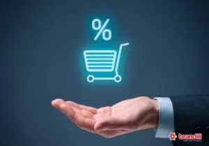 Mãe de homem com terno segura um ícone neon ilustrado com um carrinho de compras e um sinal de porcentagem.