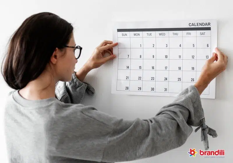 mulher mexendo no calendário