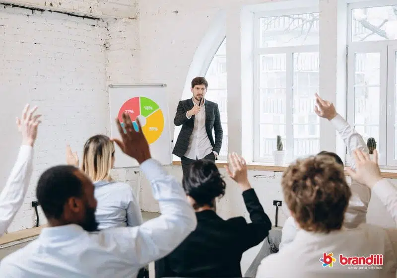 palestrante na frente de empreendedores