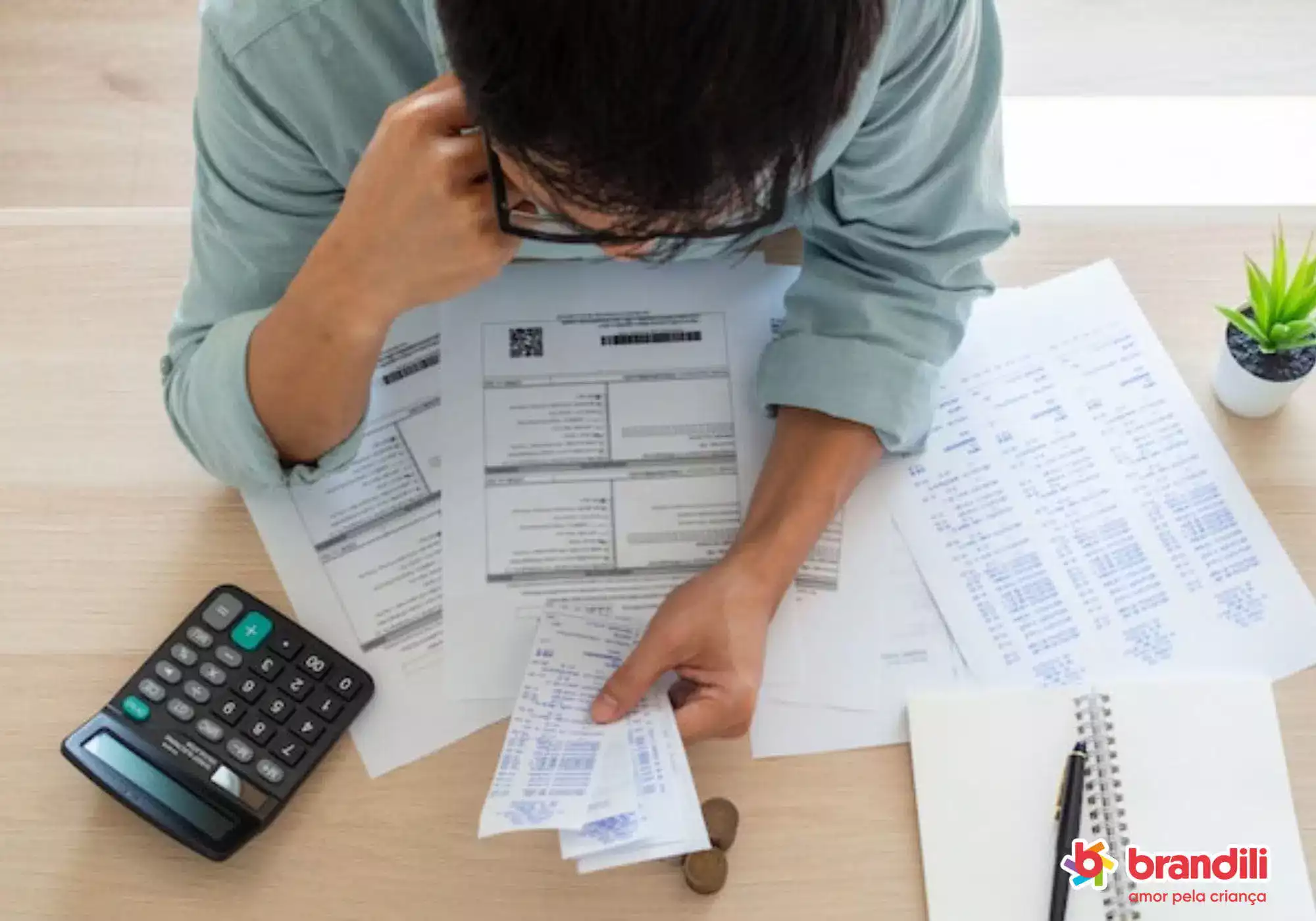 Homem analisando documentos