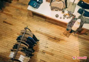 Foto aérea do interior de uma loja de roupas