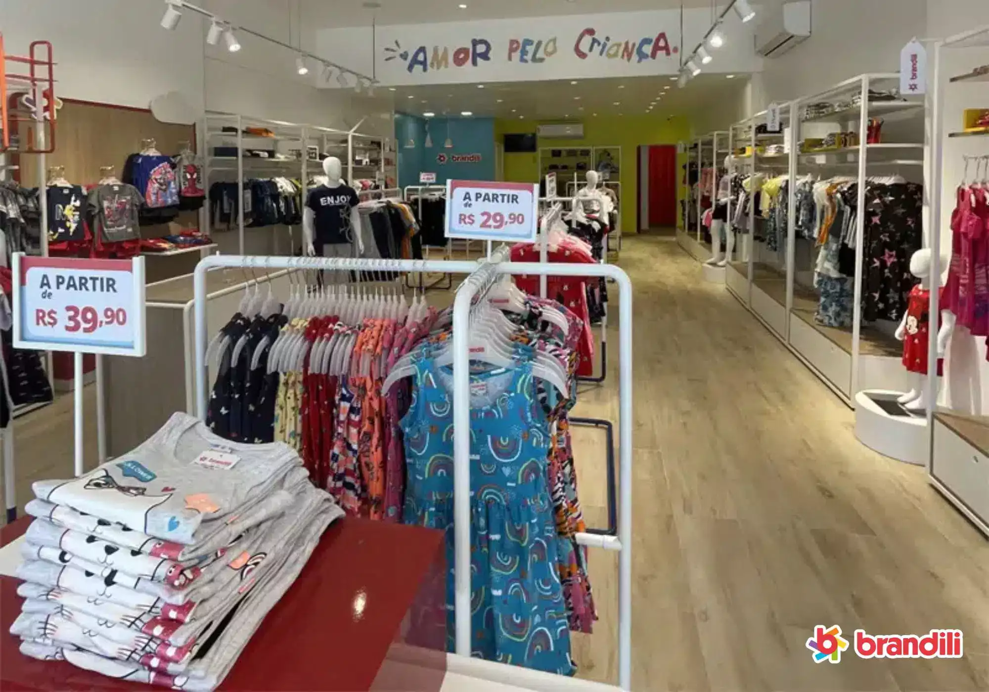 Arara de roupas e estantes em uma loja da Brandili