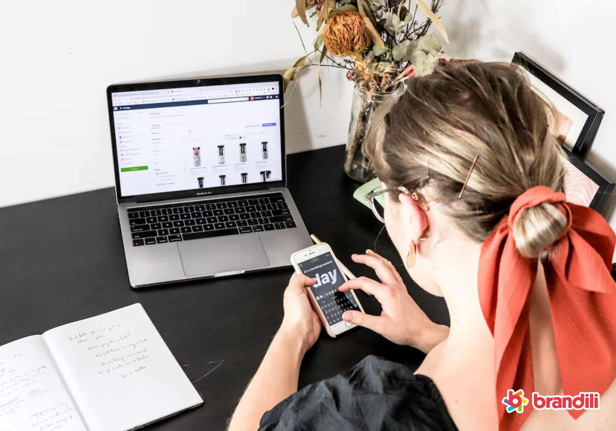 Mulher vende produtos online por meio de seu computador e celular