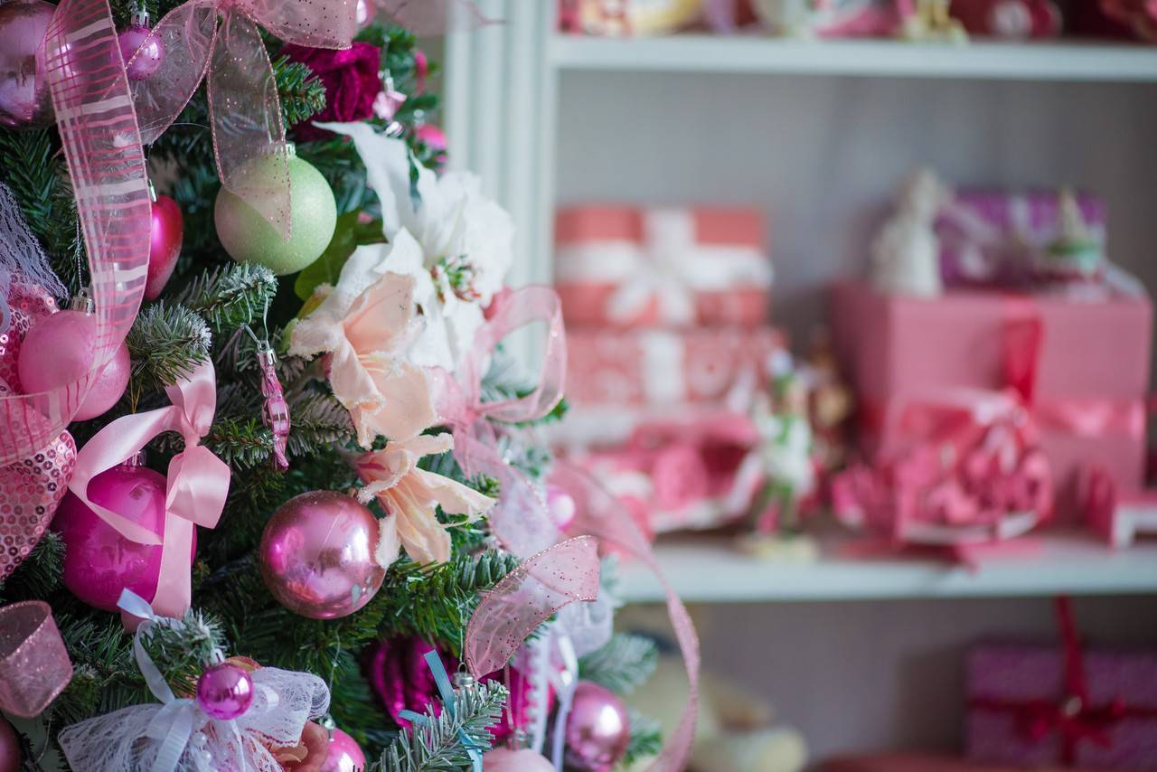 decoração de natal rosa em arvore com presentes 