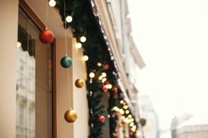 decoração de bolas de natal penduradas em teto